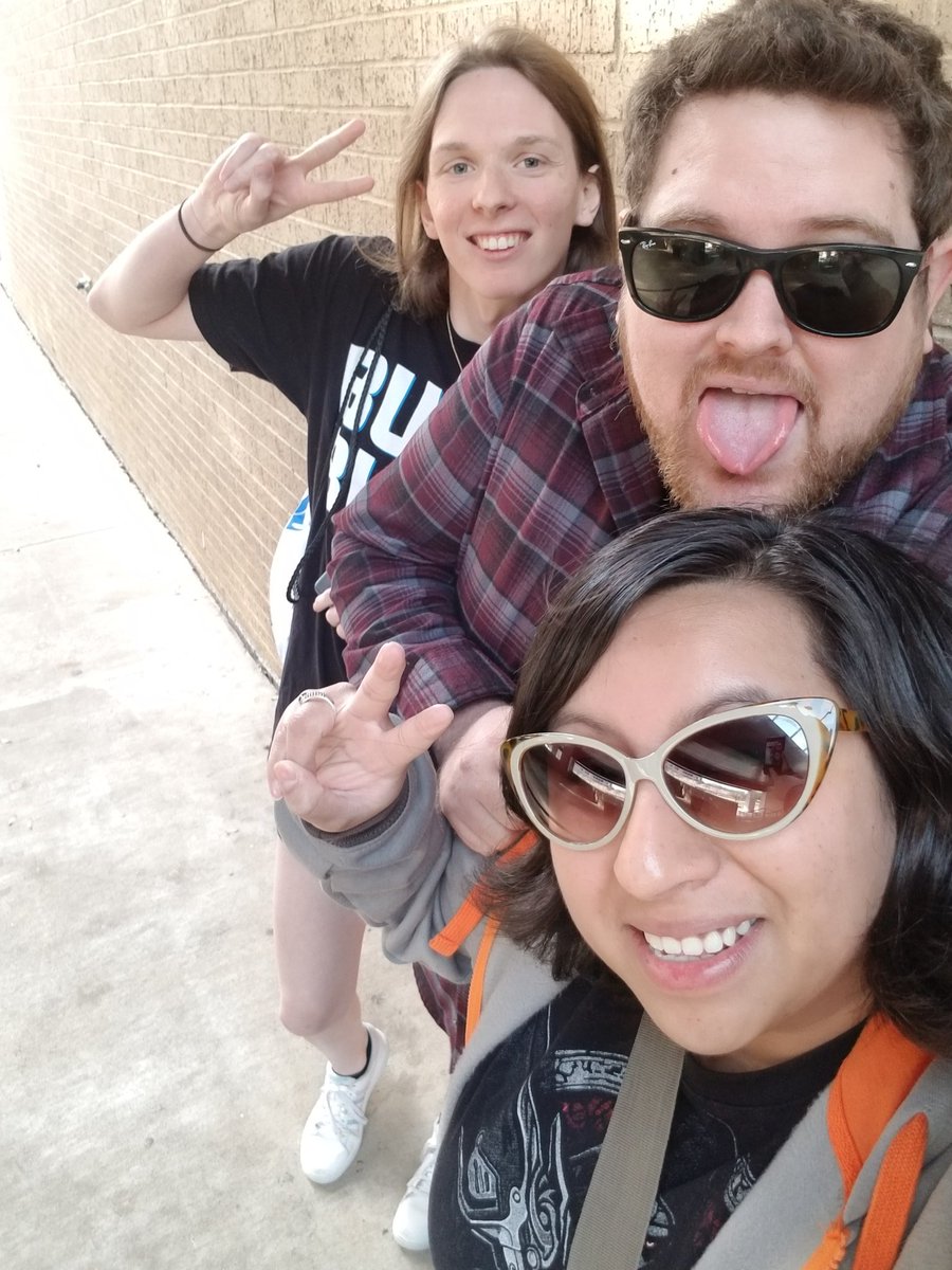 Kikkysan's tweet photo. @DallasFuel first in line! Ready for #fuelwatchparty #BurnBlue https://t.co/SbhAZAYgm1