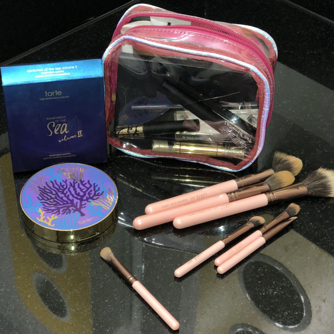 kristalrhodes6's tweet photo. Todayβs look will be featured by all these products #fridaynightlook #beauty #makeup #mymakeupbag https://t.co/uioyEnqu5r