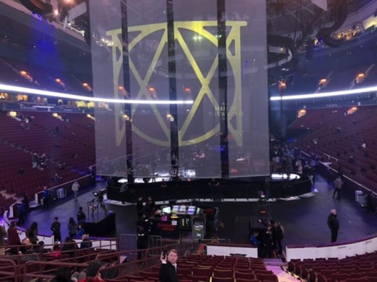 AwesomeJess_'s tweet photo. My friend and I are in Rogers arena to see @jtimberlake for his man of the woods tour. Super hype and we got our food ๐ #JustinTimberlake #ManOfTheWoodsTour #rogersarena #vancouverbc #withafriend https://t.co/V8bpw8IgIX