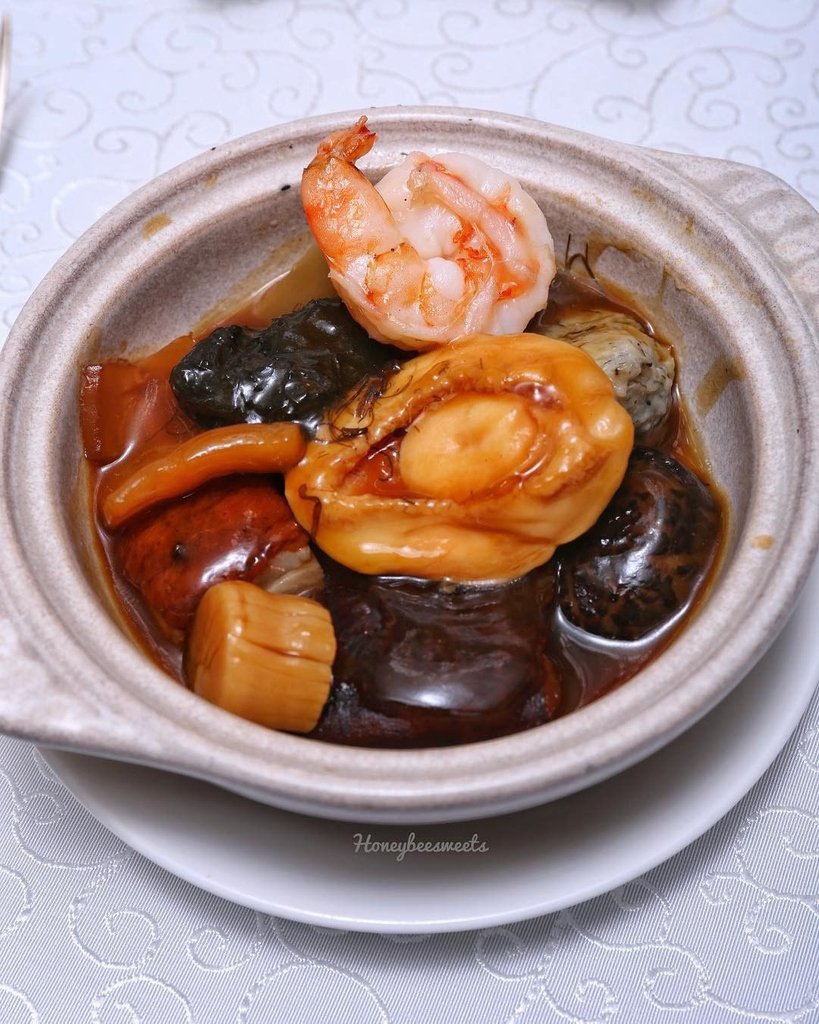 It's the last few days to savour our signature Chinese New Year dishes at Yan Ting. Do make a reservation in advance if you're planning to dine with us! 
PC: <a href="/honeybeesweets/">Oh Bee Bee</a>.sg