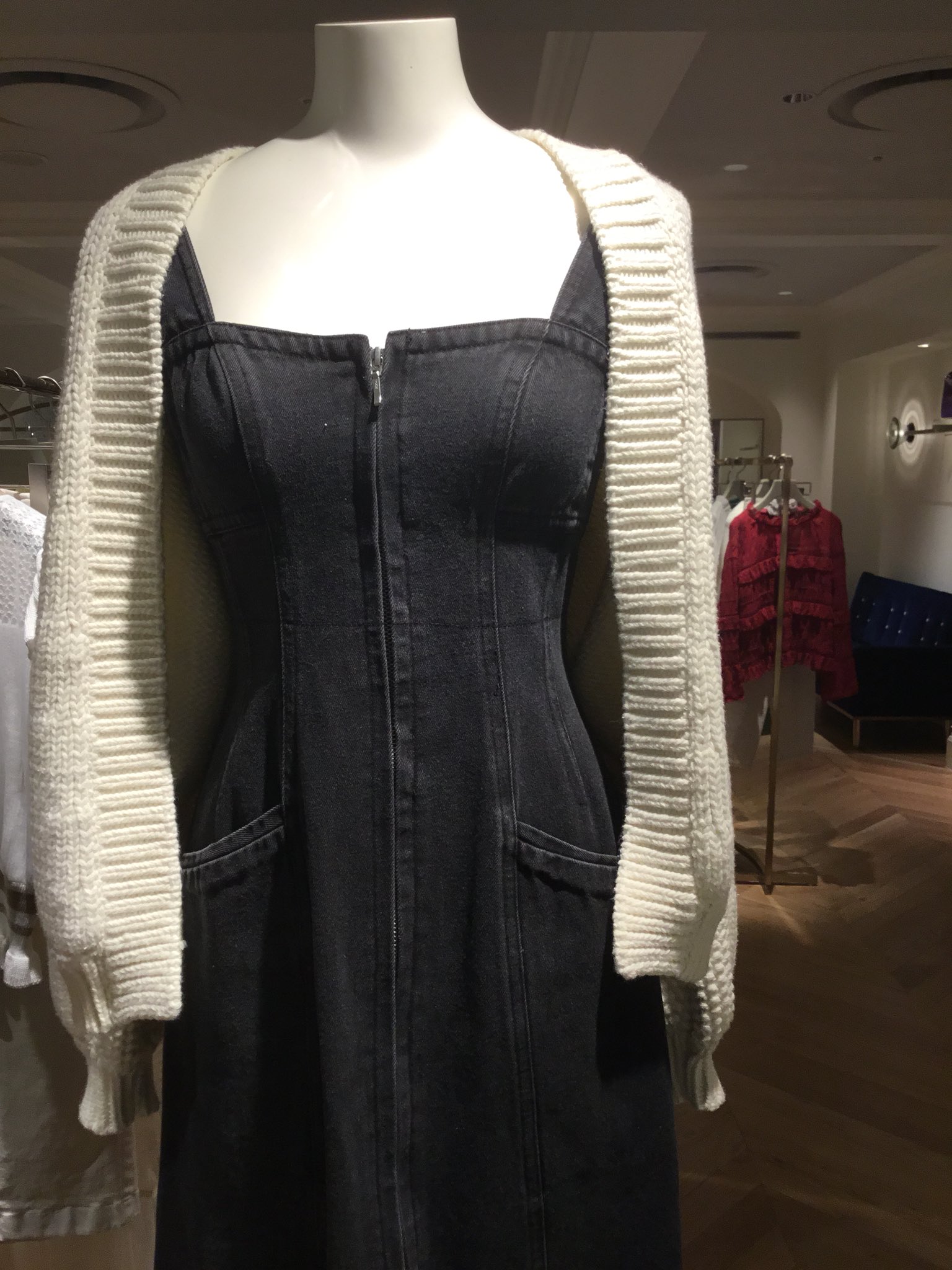 ルミネ横浜 3f スナイデル 今年大注目のデニムワンピース ウエストがキュッと絞られたデザインなので スタイルアップを狙える1着です 裾が切りっぱなしなので甘くなりすぎず カジュアルにも着ていただけるおすすめアイテムです