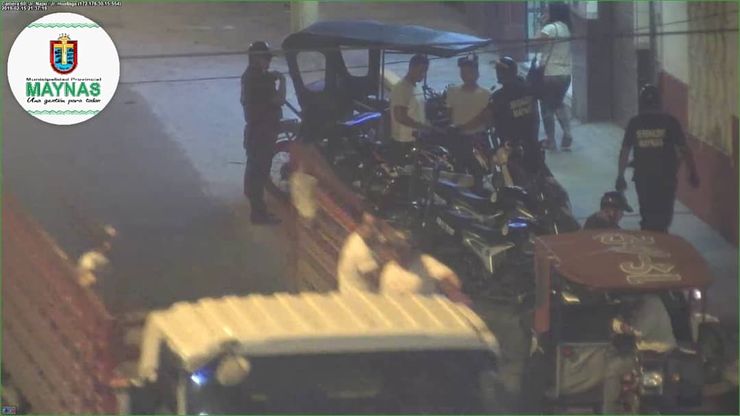 #HaceInstantes | El serenazgo de la Municipalidad Provincial de Maynas frustra robo de una motocicleta estacionada en la 1era cuadra de Jr. La Condamine. 
Esta intervención se dio gracias a las cámaras de vigilancia y al constante monitoreo por parte del personal de serenazgo.
