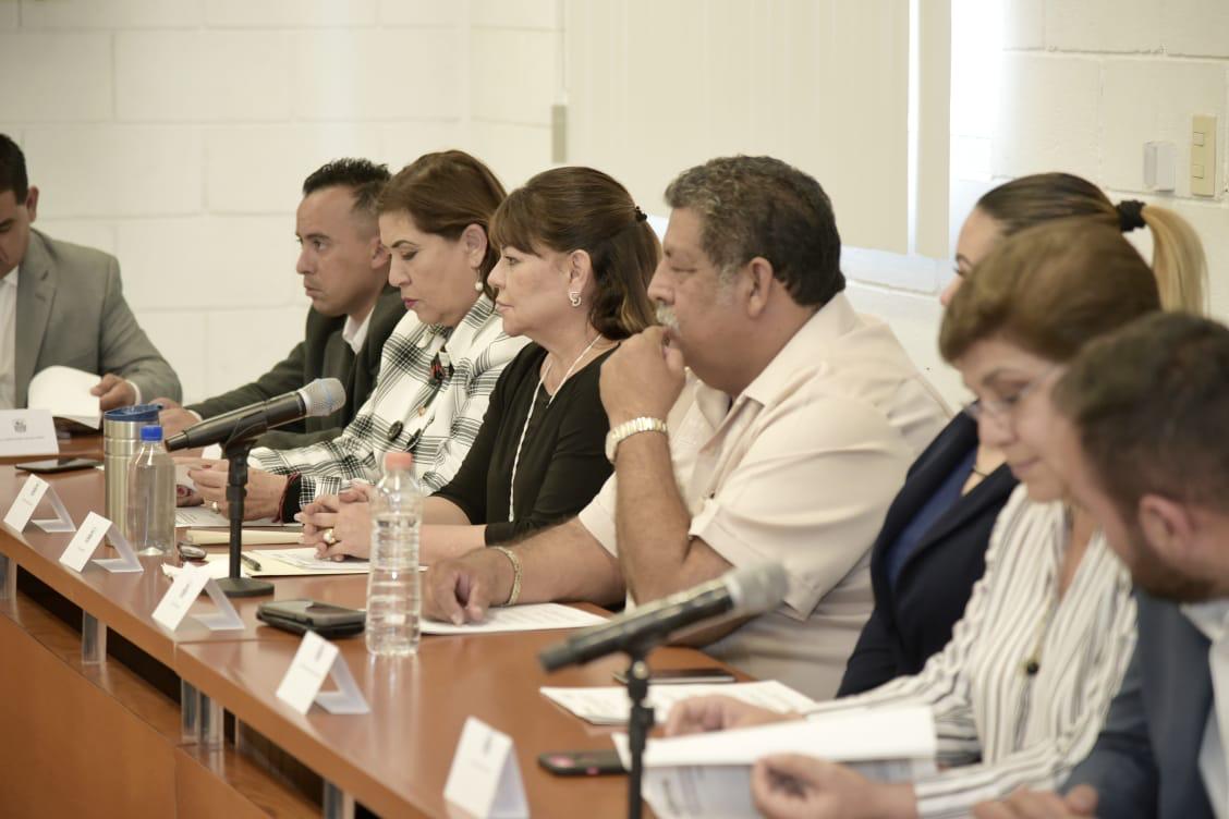 LetyHerreraAle's tweet photo. Asistí este mediodía acompañando al Gobernador @AispuroDurango a la Junta de Coordinación Estatal de Construcción de Paz que con la presencia del Gobernador @mrikelme y de la @SEDENAmx se diseñan las estrategias para brindar seguridad a los habitantes de toda la Comarca Lagunera. https://t.co/AfdpuN6ITv