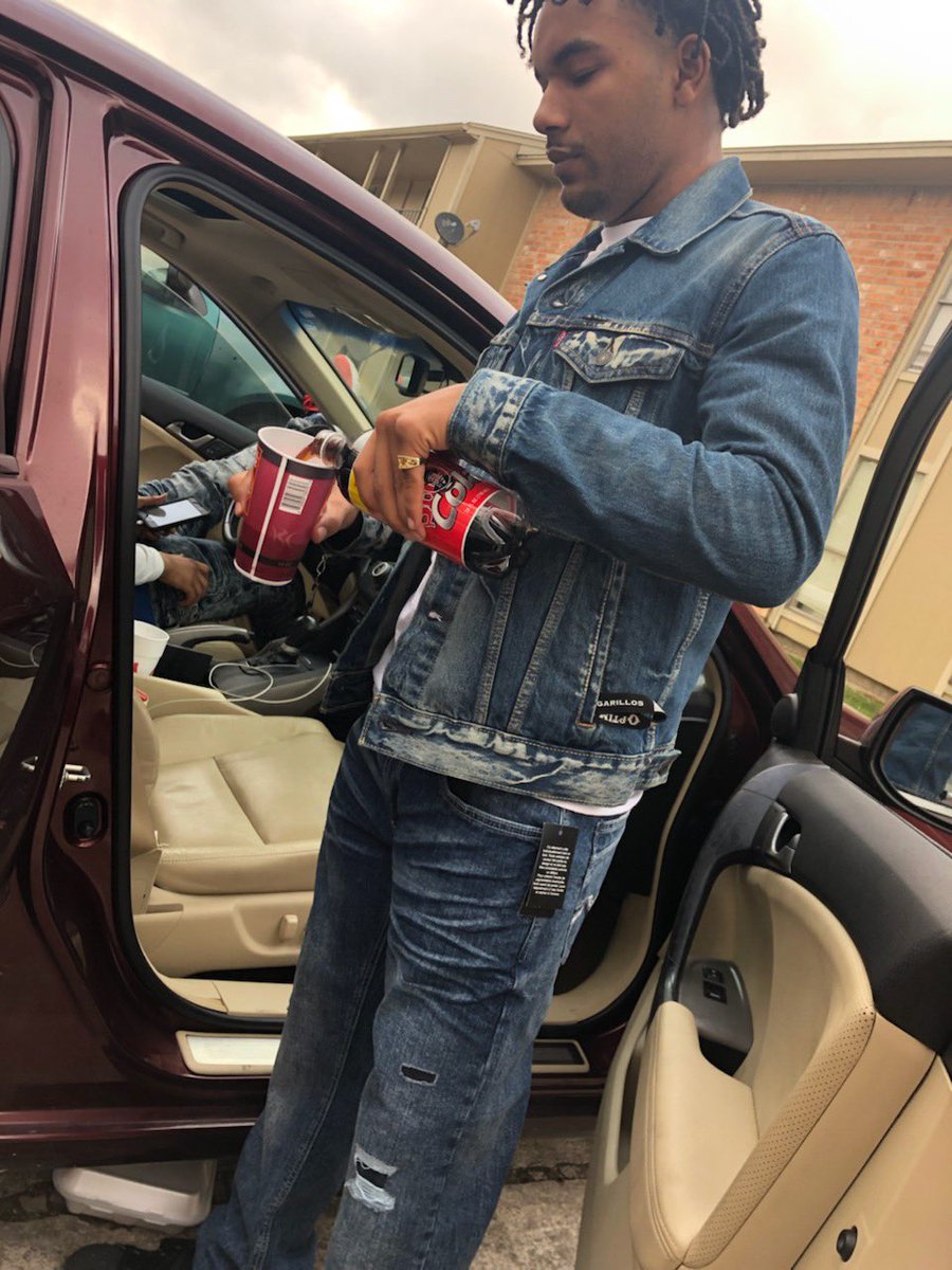 yungheze's tweet photo. Wishing myself a Happy 22nd Birthday thank god im alive and free to enjoy it with my day 1s #RipTaJack https://t.co/9CNn5DNVki
