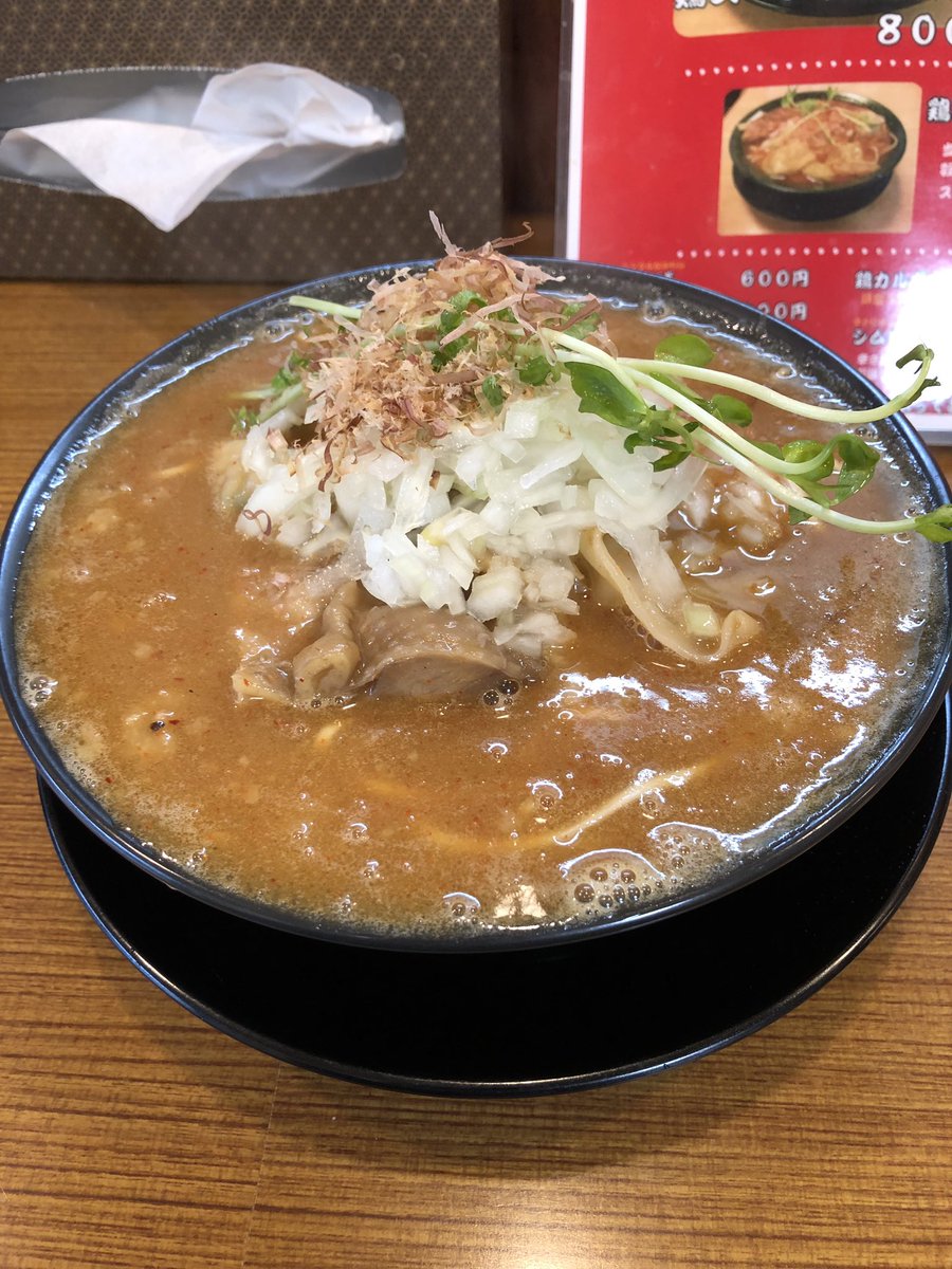 inumaru2015's tweet photo. 平和島 ◯平ラーメン。
鶏スペシャル辛口 950円。
濃厚鶏白湯が売りのラーメン屋さんに久しぶりに来訪。
濃厚すぎてもはや鶏茶湯のラーメンを頼んだら、新メニューがあることに気づき急遽変更してもらいました。
独自配合のスパイスによる辛口は冬にぴったりのポカポカ具合。
美味しいですねえ。 https://t.co/LTF2FGKsrR