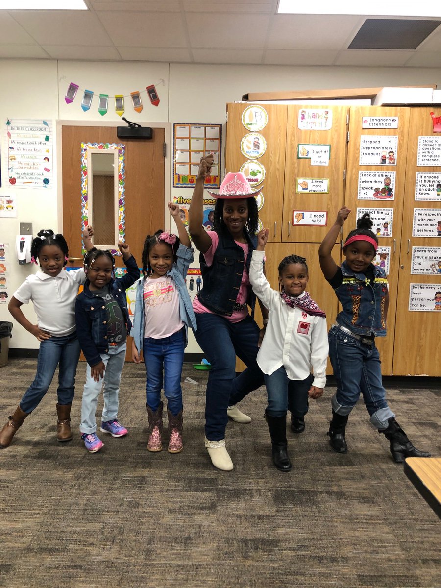 HPEKinderKnight's tweet photo. Random Acts of Kindness Week was a sweet success❣️@ChisdHighpointe @Mrs_Miller78 @tammiew15 https://t.co/rBdXJWBfgp