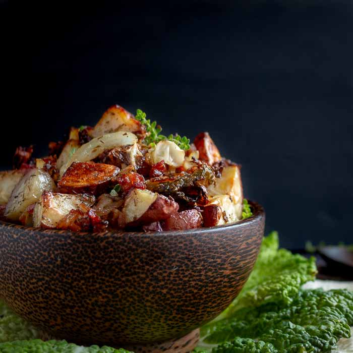 Crispy Roasted Red Potatoes and Cabbage is a quick and easy one pan recipe made with crispy bacon, sweet onions, seasonings and a drizzle of <a href="/MieRadici/">Mie Radici</a> olive oil. 
Recipe: bit.ly/2UZR2Uf
#potato #saintpatricksday #cabbage #onepan #baked #easyrecipe