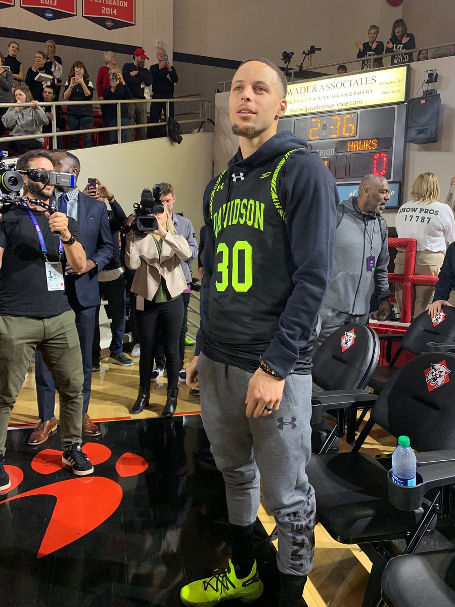 🐐 is in the BUILDING! #CatsAreWild <a href="/StephenCurry30/">Stephen Curry</a>
