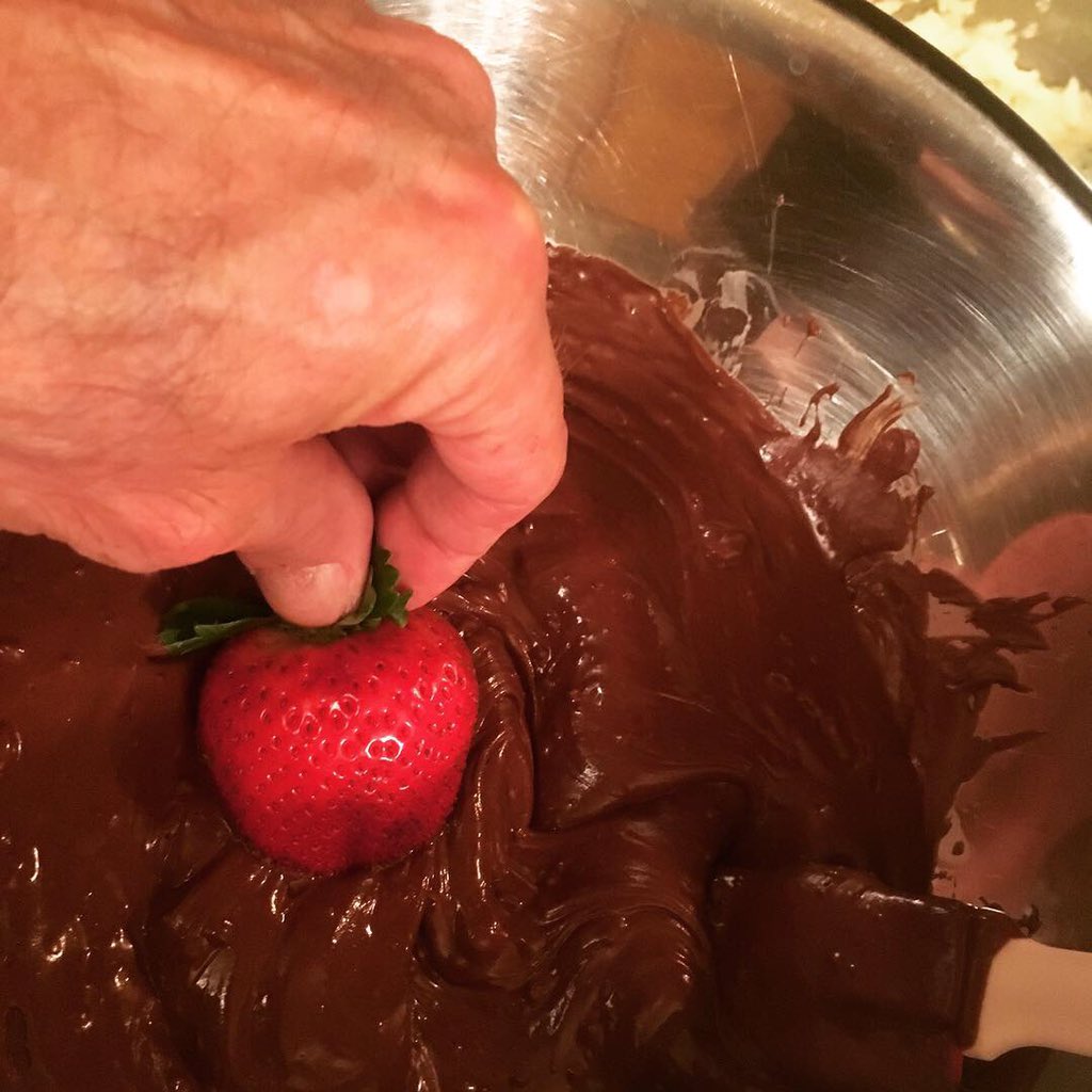 VanceChef's tweet image. Valentine's Day! 
Chocolate Covered Strawberries! #chocolatecoveredstrawberries #strawberries #chocolate #foodie #foodporn #foodgasm #eatingfortheinsta #chefmode #delicious #yummy #forkfeed #goodeats #foodstagram #foodpics  #foodaddict #foodlover #foodspotting #foodshare #desert