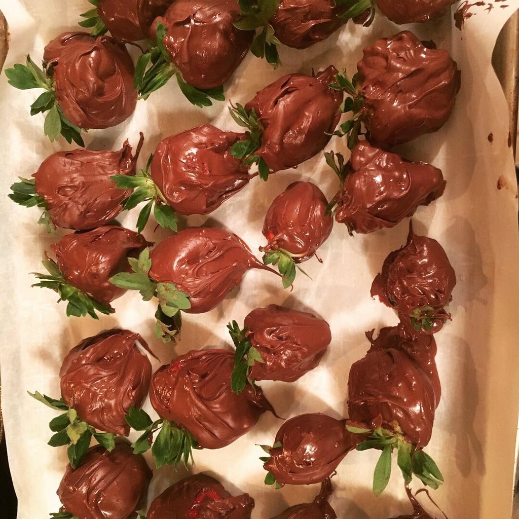 VanceChef's tweet image. Valentine's Day! 
Chocolate Covered Strawberries! #chocolatecoveredstrawberries #strawberries #chocolate #foodie #foodporn #foodgasm #eatingfortheinsta #chefmode #delicious #yummy #forkfeed #goodeats #foodstagram #foodpics  #foodaddict #foodlover #foodspotting #foodshare #desert