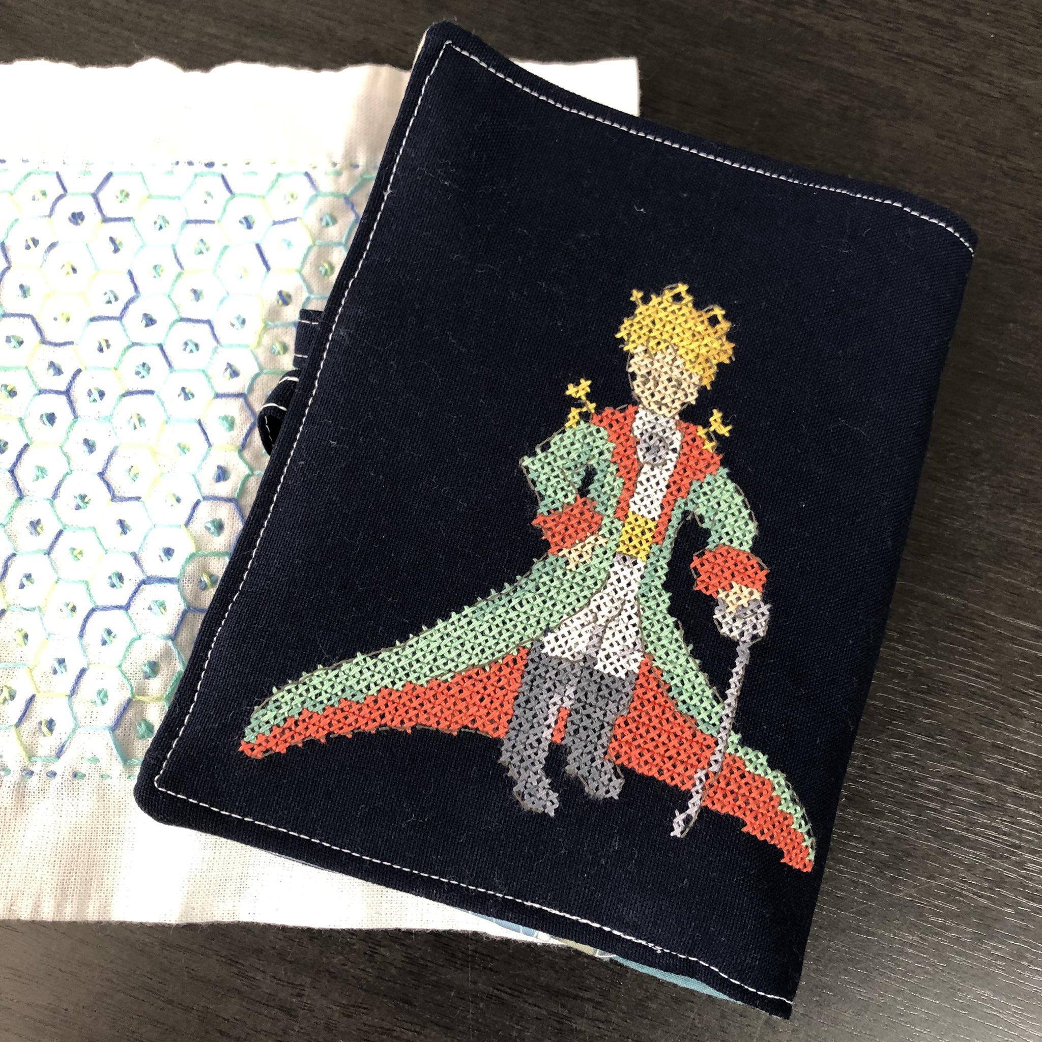 Sho 強行突破で仕上げました 家庭用ミシンでは この縫い目が限界だった 厚いところでそれたり足踏みしたりしてました クロスステッチ の 星の王子さま と ヒューモンガス さんの可愛い手作りボタン デコレクションズ のハギレたち 使いやすい