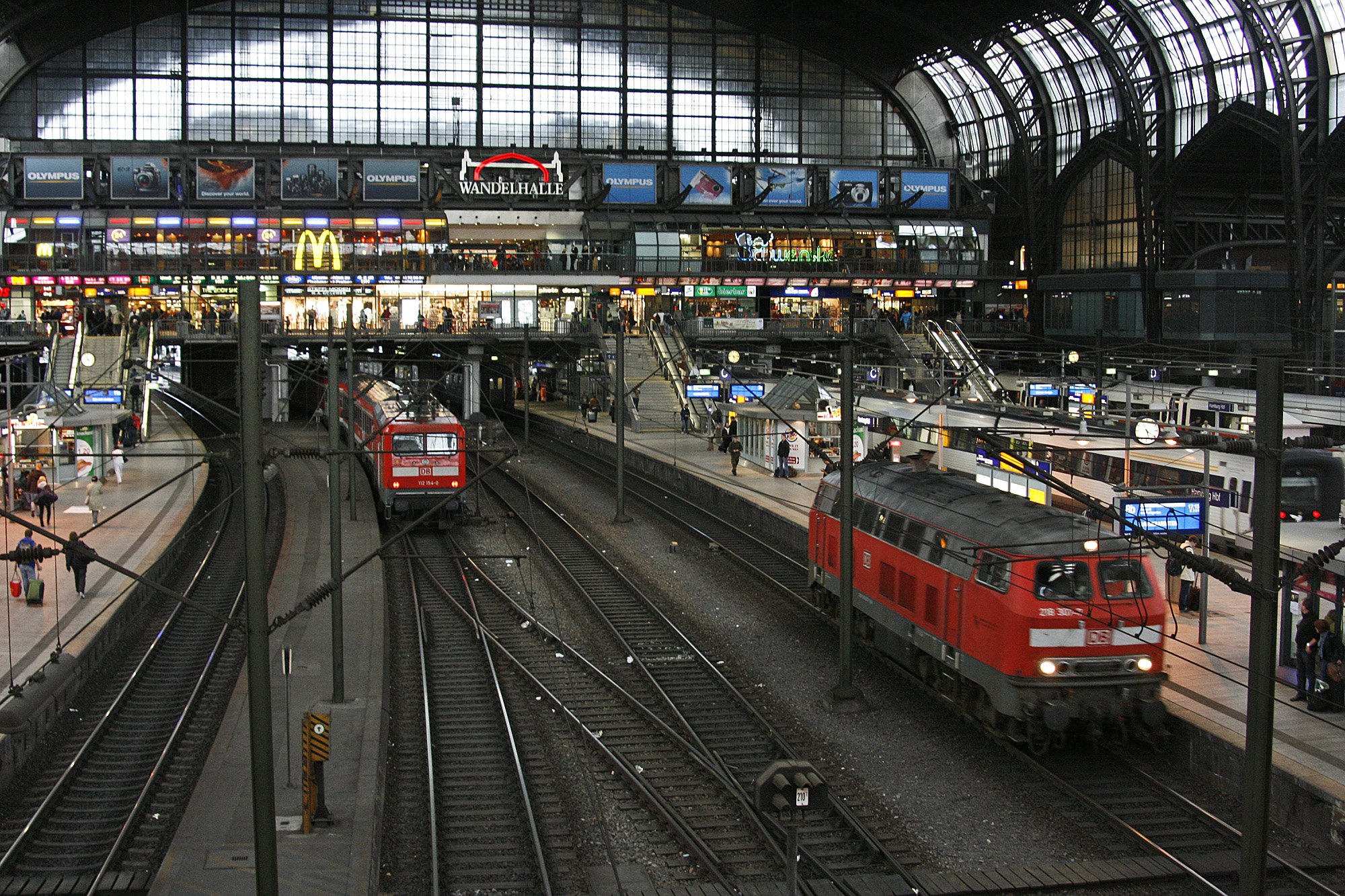 空鉄 ヨーロッパの駅は 古いものをうまく活用している駅が多いですね ドイツにある 北の港町 ハンブルグもそのひとつ ｓｌ時代からの大きなドームが 開放的な雰囲気で 気持ちがいいです Db ハンブルグ駅 T Co Gjfaaqydgt Twitter