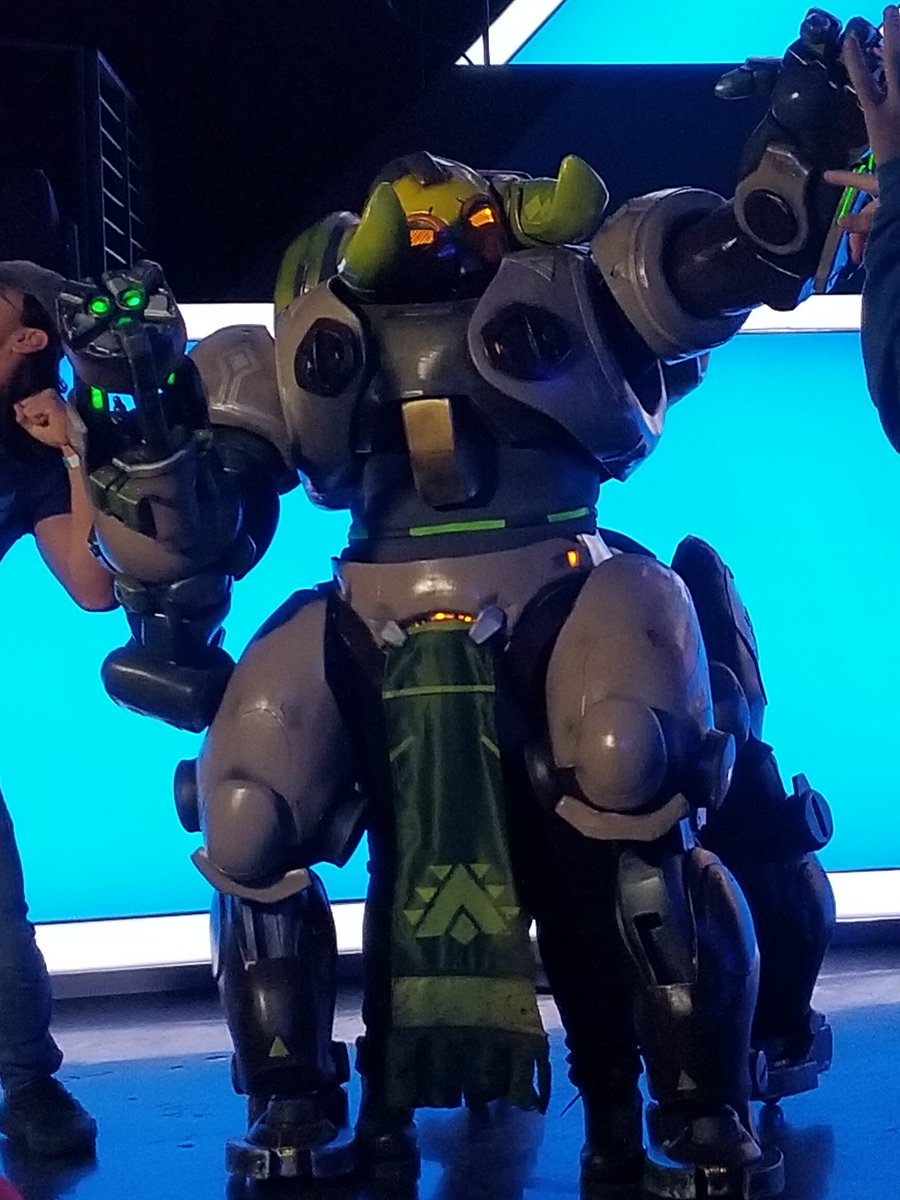 Kikkysan's tweet photo. Best girl orisa showed up to the @DallasFuel #fuelwatchparty ❤ https://t.co/7j0K5cqT8v