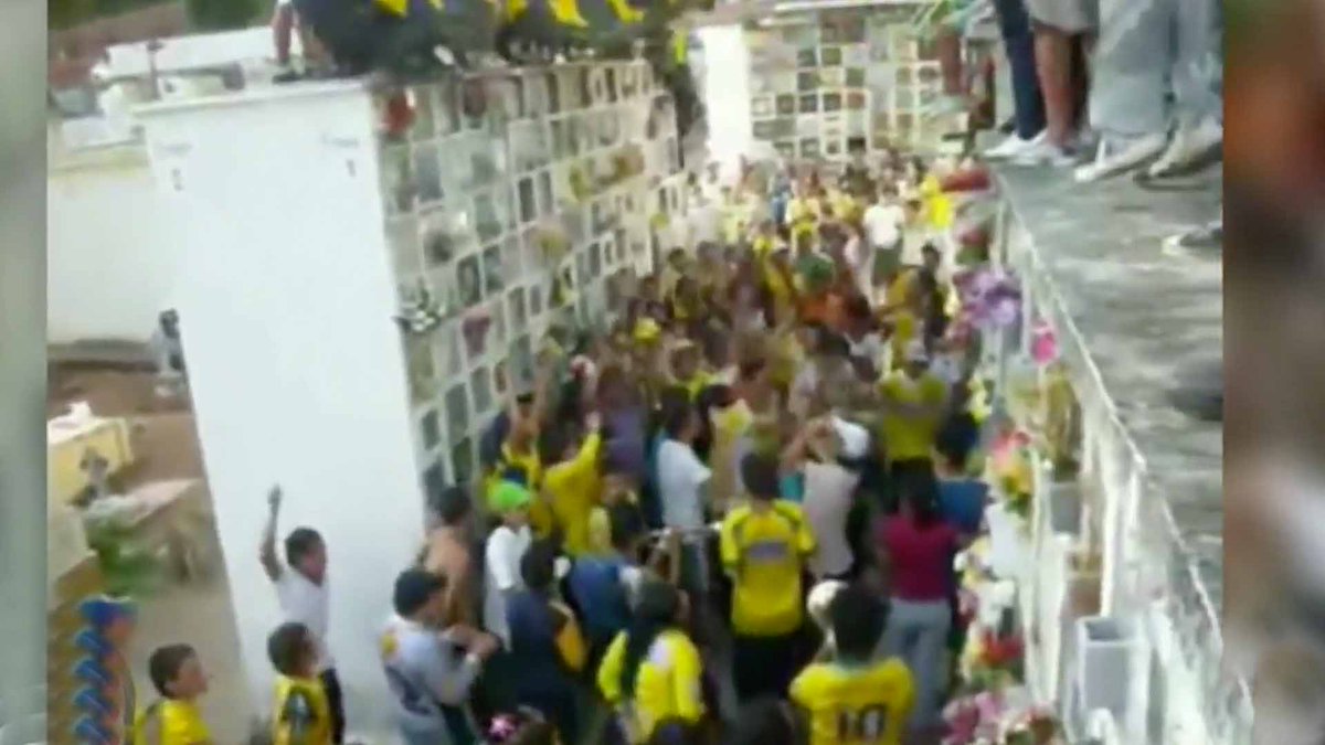 Telemundo's tweet photo. Forman toda una fiesta en un cementerio. VIDEO https://t.co/5fNfOB7e3l https://t.co/Ps5s6r8XKa