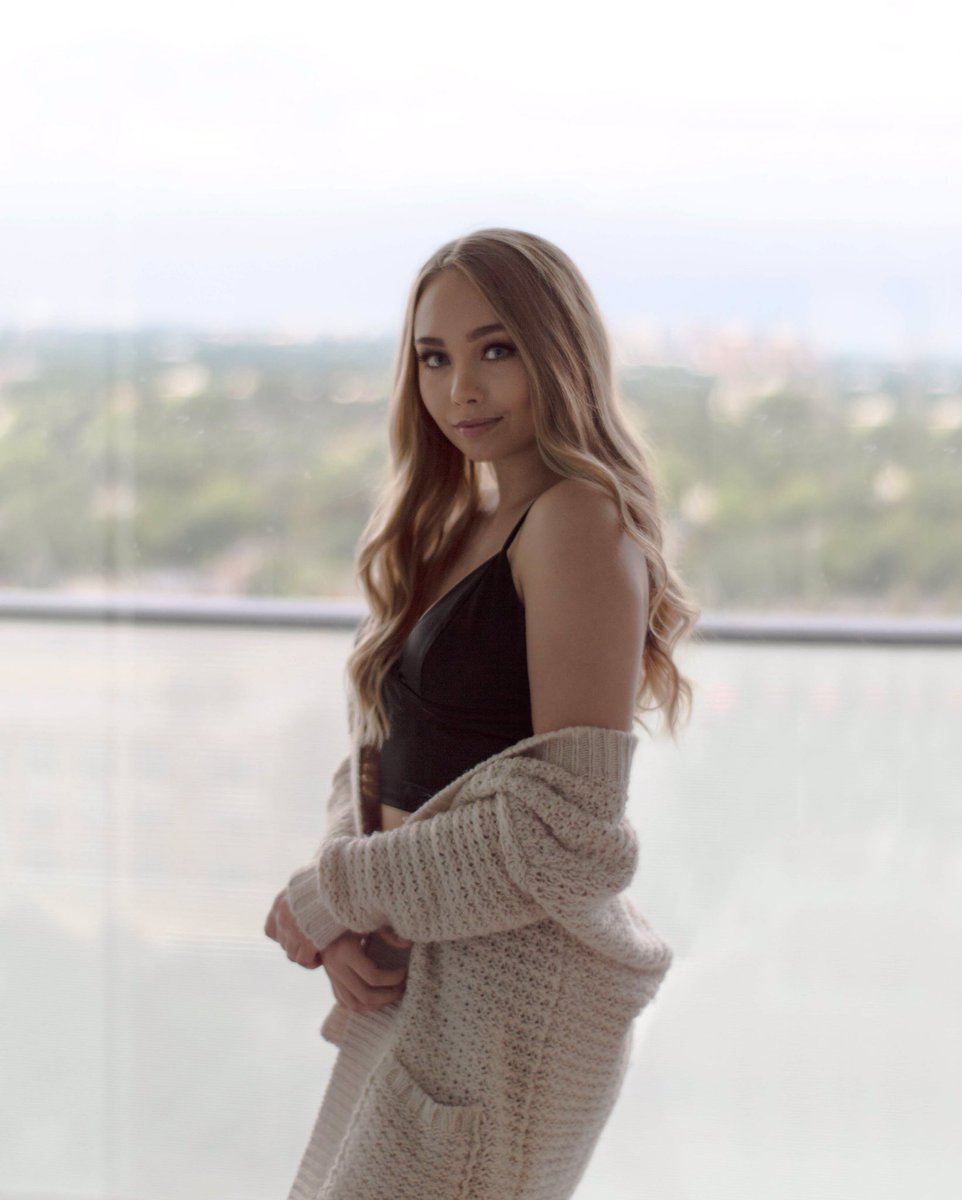 _cloudddd's tweet photo. @AdelaineMorin We love a girl supporting girls 👏🏻💛 everyone replying looks amazing btw wow🤤 I’m downtown Toronto🇨🇦 (ig: alyssa.leo8, I don’t really use Twitter) https://t.co/94F0nXEjBq