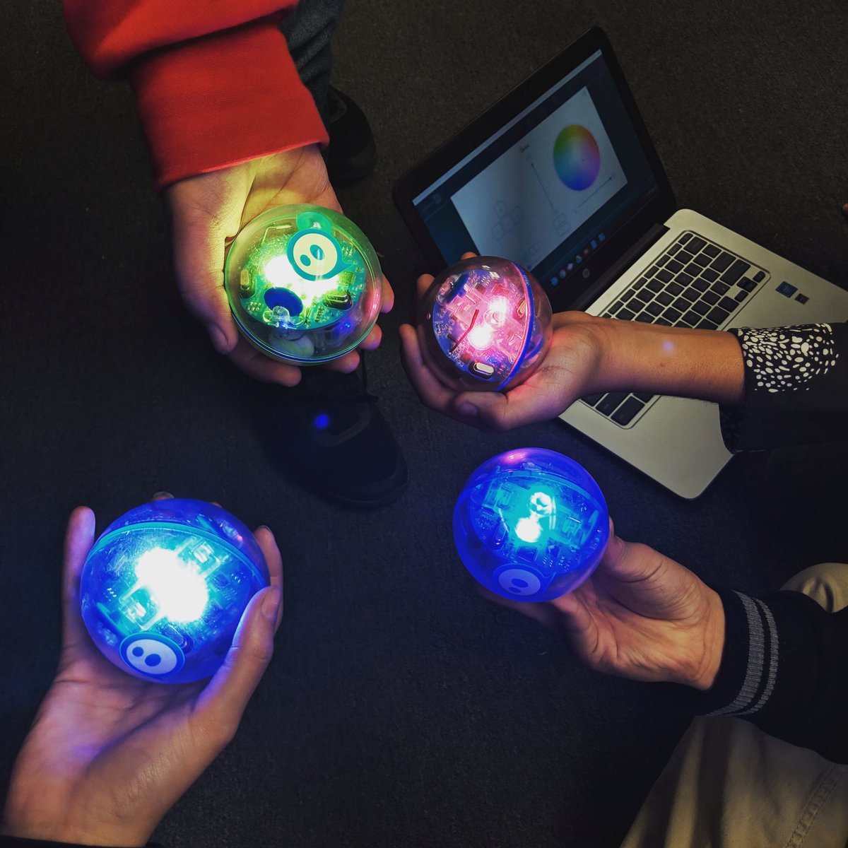 Carmen_3's tweet image. When your kids ask if they can use the sphero bots during their recess ....priceless! #spheroedu #sphero #spherobolts #teambcsd #fremontfalcons #sixthgraderocks #falconssoar
