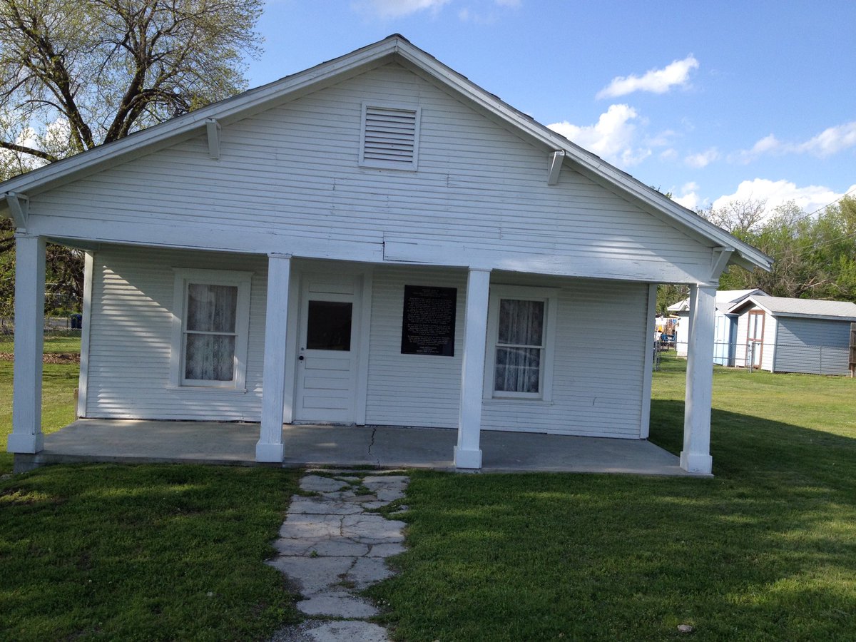 KeepSawinWood's tweet image. With spring training beginning, a picture of #MickeyMantle boyhood home in Commerce,OK shows his humble beginnings!
#TheMick