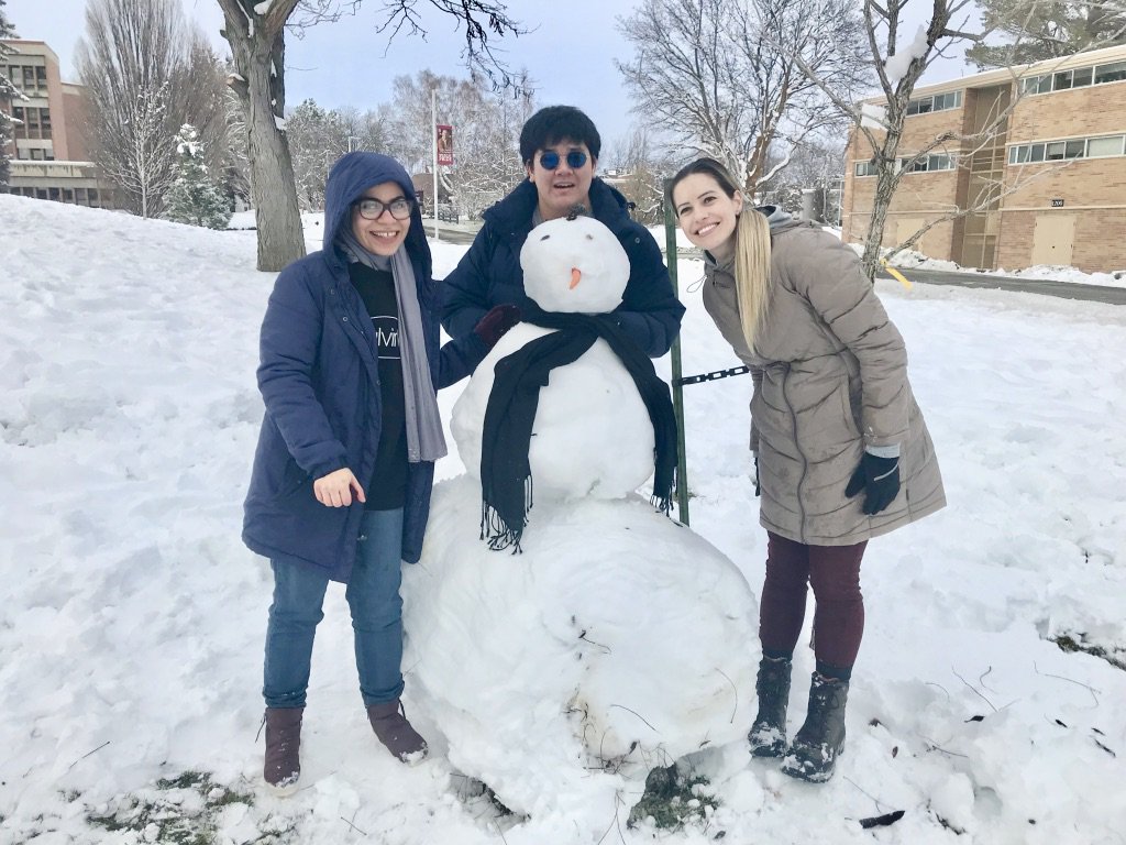 UESLCWU1's tweet photo. We made snowmen today!😆 #ueslcwu #cwu #wildcats #studyabroad #snowmen #winteractivity #winter2019 #fun #washingtonstate #ellensburg https://t.co/DC9KaWaOpp