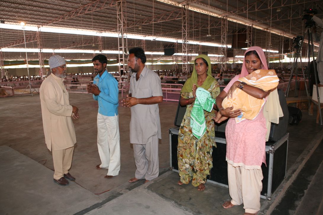 ksushma140's tweet photo. For a childless couple, their entire energies are riveted to having children. Children mean joy and continuation. @derasachasauda volunteers are filled barren &amp; gloomy lives of childless couples with happiness and joy by giving them #TheGreatestGift of child. @Gurmeetramrahim ji https://t.co/14rMVsPY0O