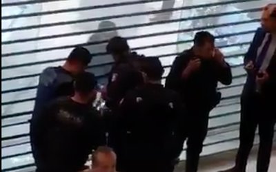 retodiariomx's tweet photo. #EnCorto || Más de tres hombres armados tomaron por asalto la tarde noche de este viernes la Joyeria #Luvier, ubicada al interior del Centro Comercial Parque Puebla, ubicado en la zona de los estadios y la Calzada Ignacio Zaragoza https://t.co/sWvLg6VIgd