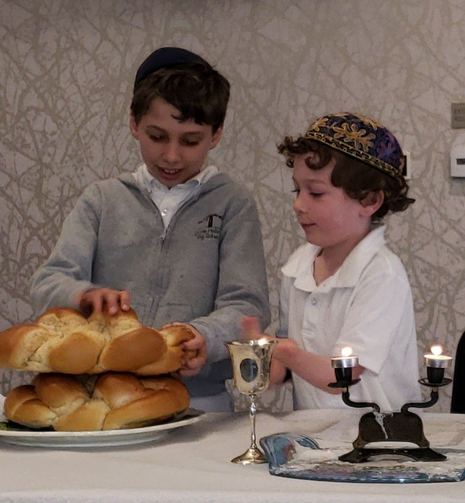 IrvineHebrewDay's tweet photo. Children lead the Shabbat blessings before our model Sabbath meal served every Friday for lunch! #kosher #Shabbat #experientiallearning #positivelyjewish #ShabbatShalom https://t.co/LaJFRDU0dJ