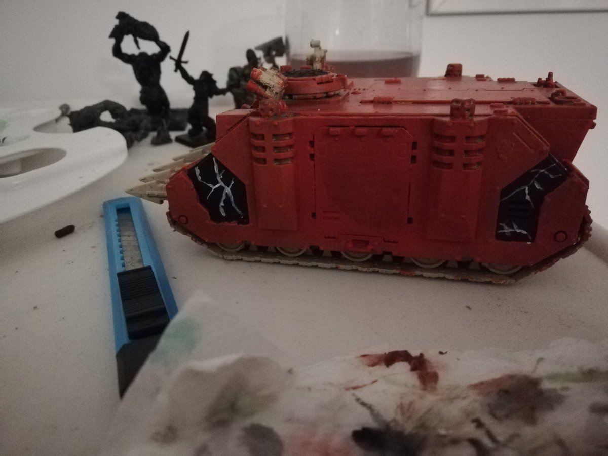 NorthWolfPaint's tweet photo. Queda mucho trabajo por delante, pero el Rhino ya va encaminado. 4-5 sesiones de pintura más y estará listo para arrasar. (No son rayos, es la primera capa de grietas de magma) #paintingwarhammer #warhammer40k #Warhammer #Warmongers #wargames https://t.co/j5ZqAEPHnY