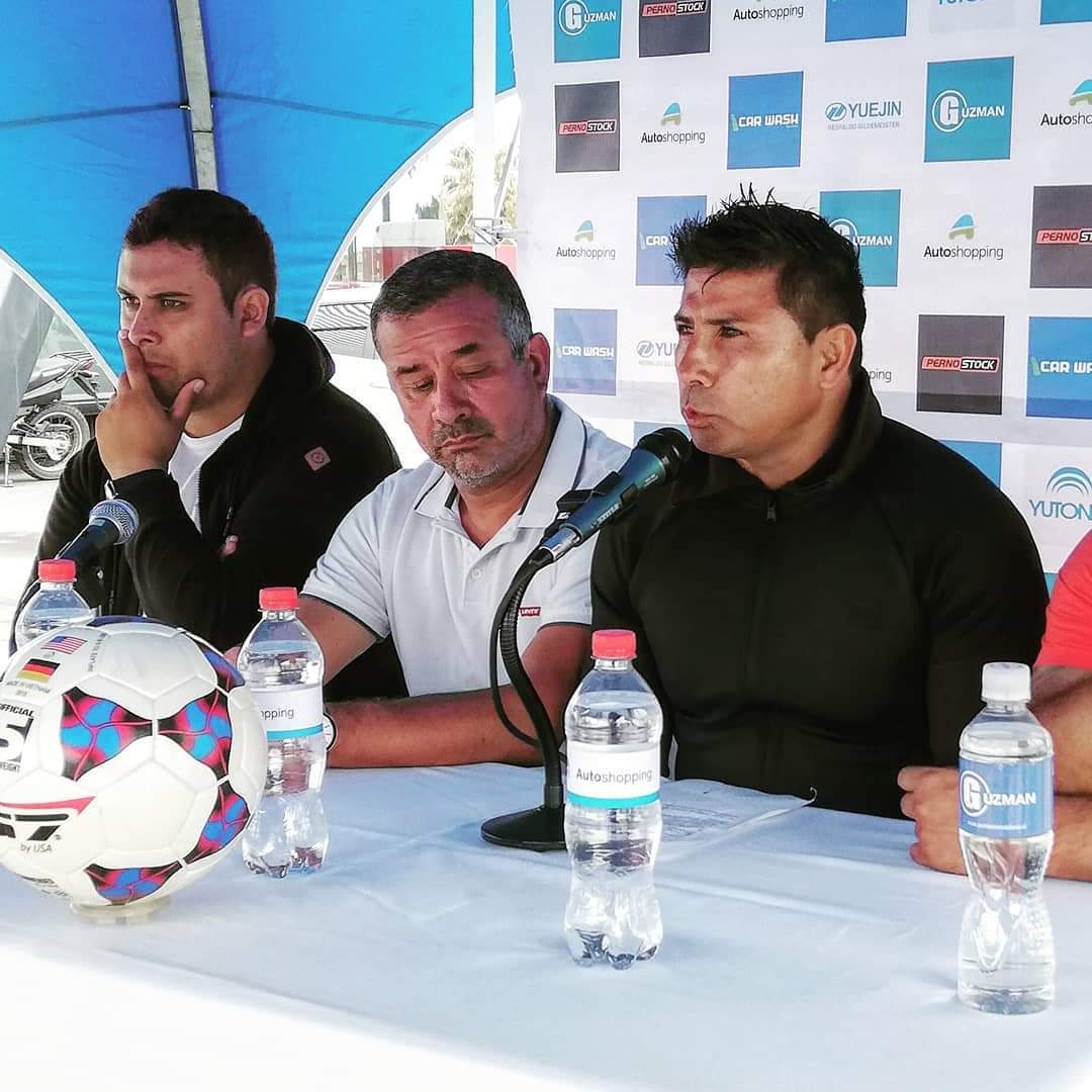 DucUnion's tweet photo. @aluksicc Lanzamiento de la temporada 2019 en Autoshopping La Serena. ⚪🔵🔥🎙️👕
#furiaceleste #vamosduc #unioncompañias #laserena #chile #pretemporadaduc @ Autoshopping La Serena https://t.co/nRorJc9Gk1