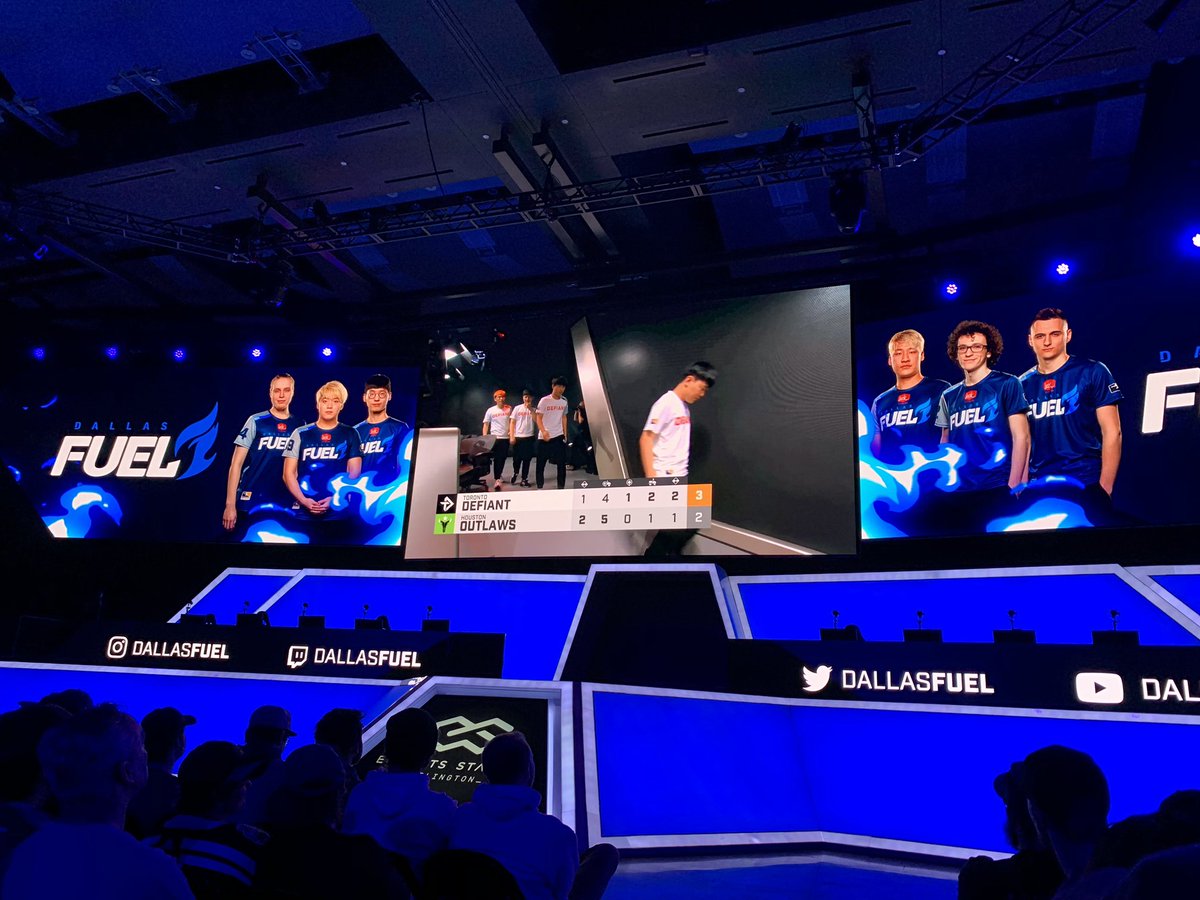 CruzMemoire's tweet photo. Reverse sweep!! #FuelWatchParty at @EsportsStadium entertaining so far before the main event! #BurnBlue https://t.co/WihBVp0F8Q