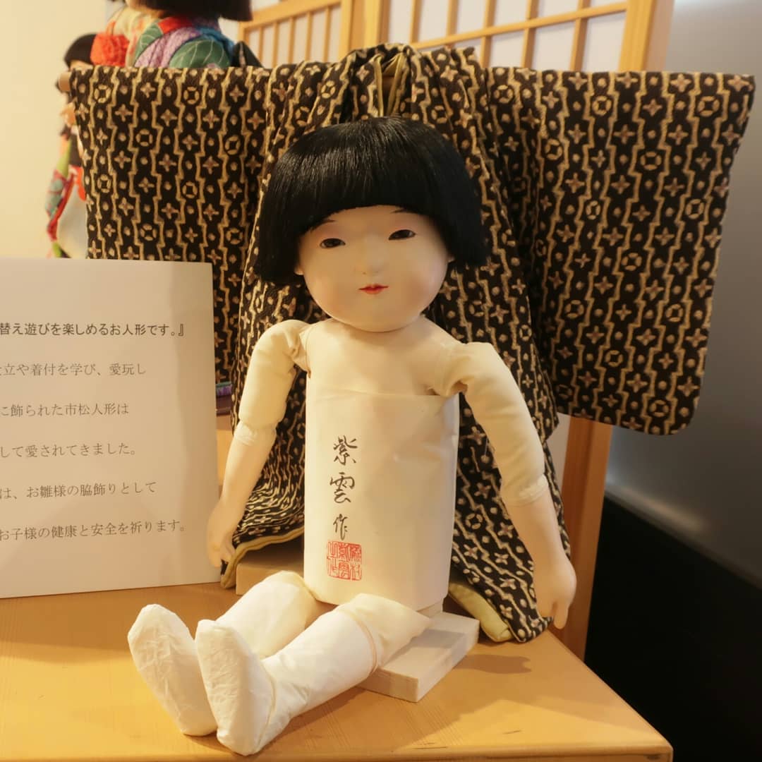 Twitter এ 市松人形師 藤村紫雲 3 31まで感謝市すみだまち処 本日は 吉徳人形 さんで 市松人形 製作実演 をさせていただいています 日本人形 雛祭り 雛人形 浅草橋 吉徳 着せ替え人形 和服 和装 着物 伝統工芸 T Co Fqoooeusme ট ইট র