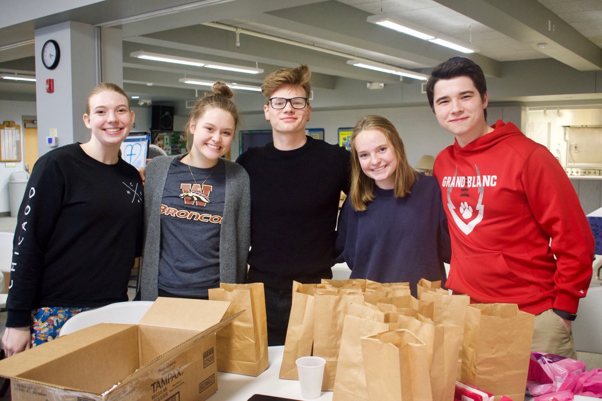FaithinFem's tweet photo. Just some of our AMAZING volunteers tonight! Thanks to all of these helpers we were able to package 203 bags! #PeriodMovement #Volunteer #Charity #PeriodPoverty https://t.co/GS74vWwQpC