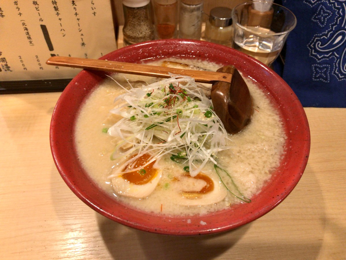 kiwo3joh's tweet photo. ススキノ『天真爛漫』雪塩+味玉
年寄りにはご法度の深夜ラーメンですが、着丼してビックリ。背脂を雪に例えたのでしょうか、その量が半端ありません。クドイ感じのスープなのだろうと一口啜ると、何と言う事でしょうか、ス〜っと飲める旨口塩味スープでした!😽👍#Salt_flavor #Ramen #Back_fat https://t.co/7diAYnpPAk