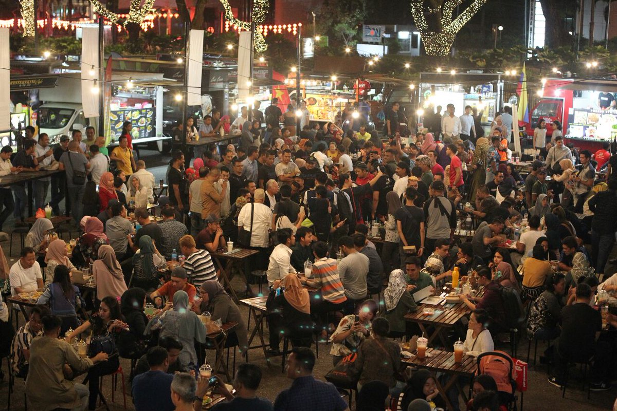 NajibRazak's tweet photo. Saya difahamkan sewa tapak untuk usahawan food truck berniaga telah meningkat hampir 70 peratus bawah Kerajaan PH.

Mengapa?

Adakah ini #YouthPower?

Atau mereka ditekan dan diketepikan kerana bukan #KroniPower?

https://t.co/DNIoAE1vWp https://t.co/I8SS5cmhNJ
