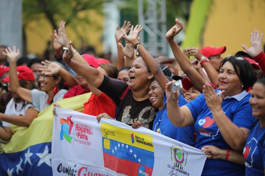 JorgePerezVEN's tweet photo. Desde la Casa del Congreso de Angostura nuestro Pdte. @NicolasMaduro acompañado del Pueblo de #Bolívar dió mensaje a la Nación por el Bicentenario del Discurso del Libertador ante esta instancia hace 200 años.
¡Unidad, Igualdad y Soberanía!
#BicentenarioAngostura2019 https://t.co/594Z4Hj9oQ