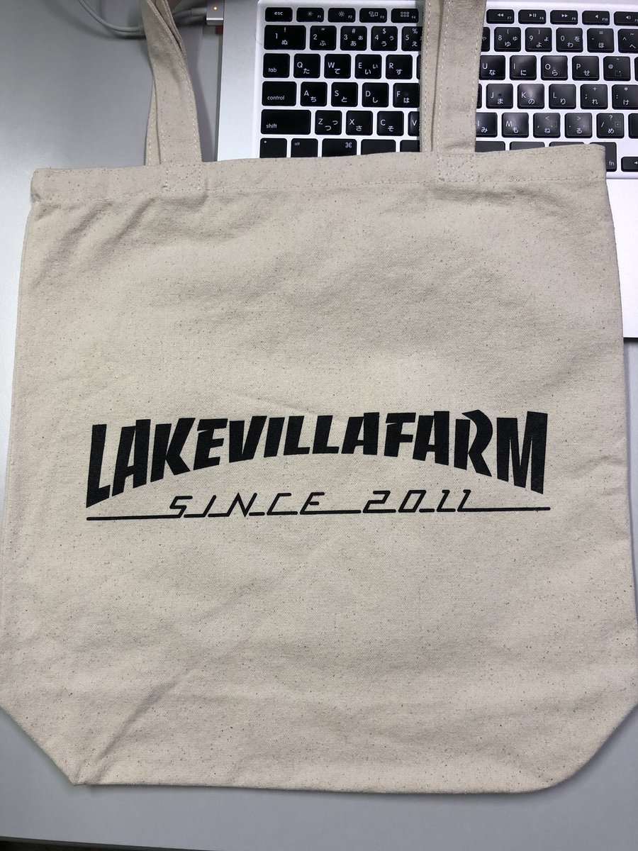 bokufuintoya's tweet image. このたびノベルティのトートバッグを作りました。フォントは某雑誌を模しました。
皆さまの日頃の生産馬の応援を感謝しまして、10名様にプレゼント。
応募方法は
1.フォロー
2.#レイクヴィラトートバッグ
をつけてリツイート
当選者には後日ダイレクトメッセージを送らせていただきます。2/25まで