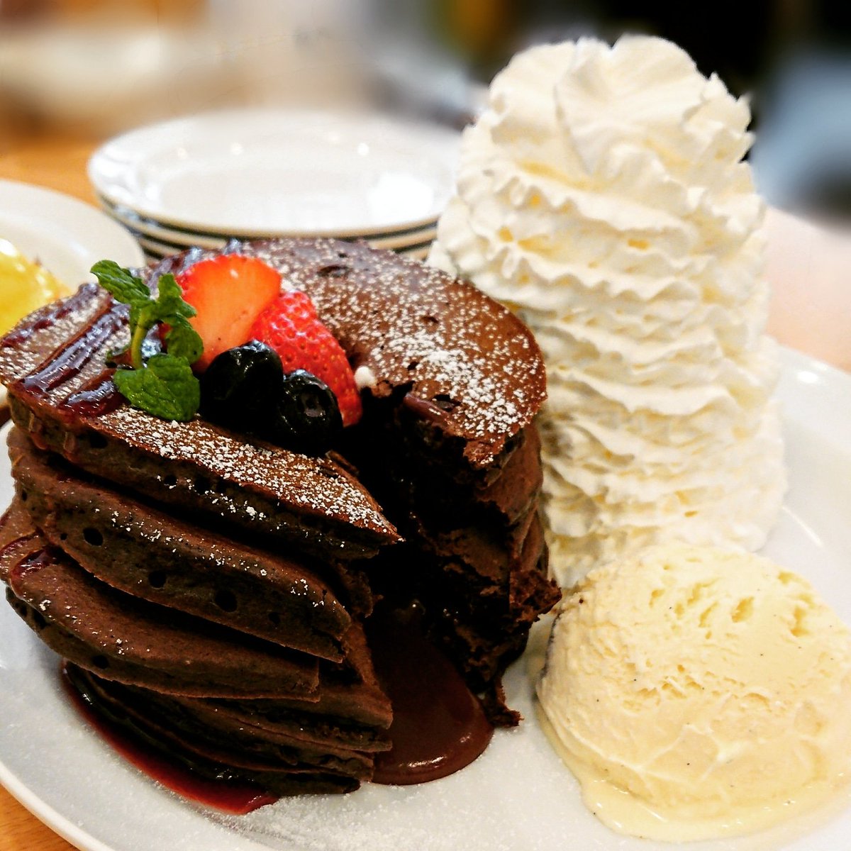 Reika 12 19大阪 27東京 A Twitter ずっと食べたかったeggs N Thingsの期間限定 フォンダンショコラパンケーキ パンケーキにナイフを入れた途端 中から濃厚チョコレートがトロトロ と溢れ出してきて美味しすぎて感動 Eggsnthings パン