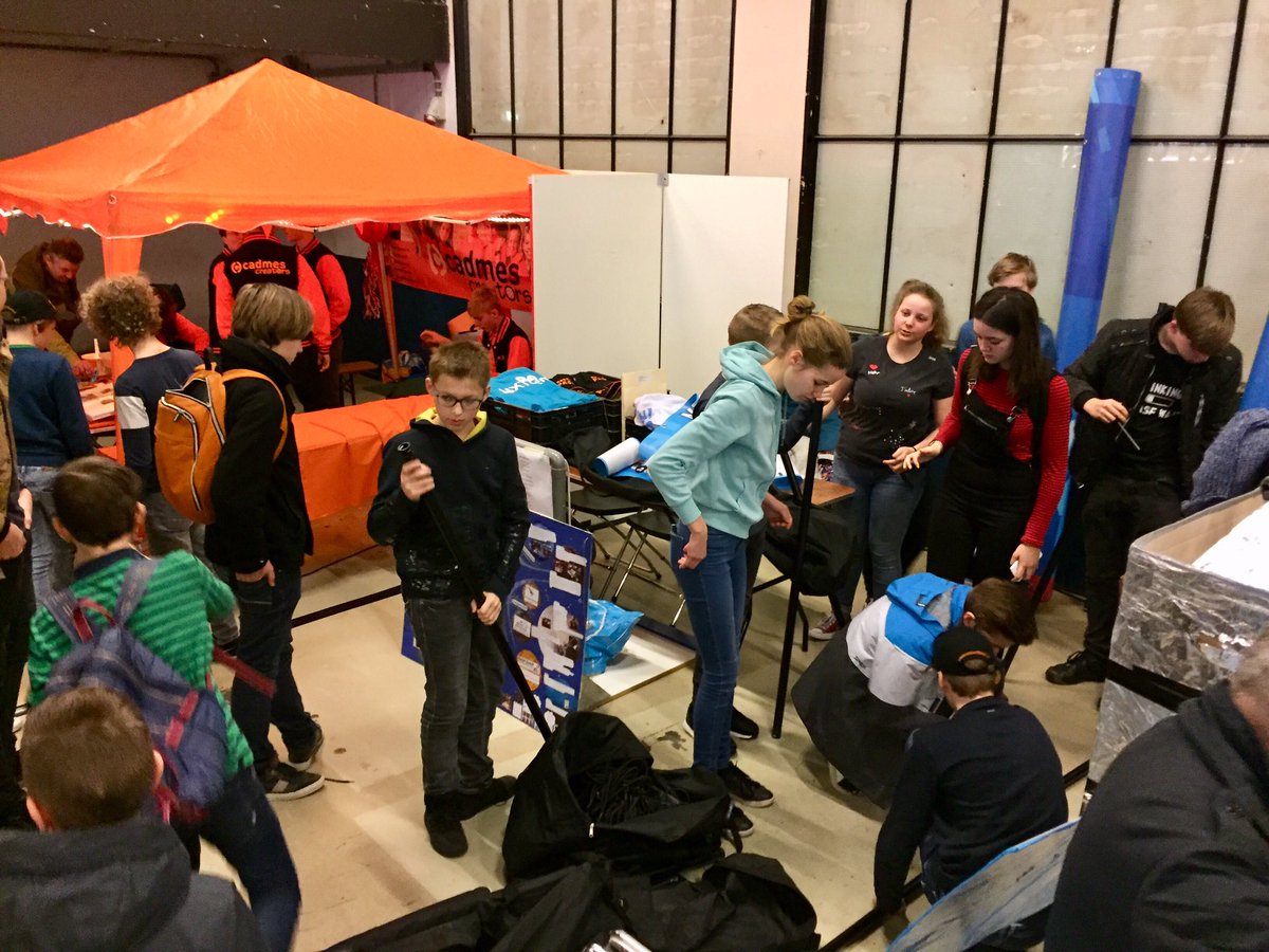 NXTgenJenaXL's tweet photo. Aangekomen in Eindhoven. Eerstzetten we onze beursstand in elkaar. #pitarea #fllbnl #intoorbit #firstlegoleague https://t.co/L9Y8qRG9gE