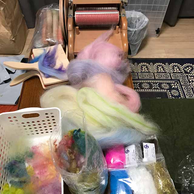 バッツ作りにハマったぽこさんの机の上は、すごい事になって・・・
確定申告は どうなった まだ整理ができてないのに机の上がこれじゃ
#手紡ぎ #毛糸 #羊毛 #染色
