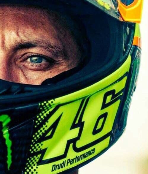frafacchinetti's tweet photo. «Una moto è come una bella donna: delle volte è arrabbiata, delle volte ti dà delle grandi soddisfazioni, ma devi sempre cercare di non farla arrabbiare perché altrimenti ci potrebbero essere dei problemi.»

Tanti auguri leggenda! 🇮🇹

#Rossi40 
#ValentinoRossi
#16febbraio https://t.co/UqA5QuEl0p