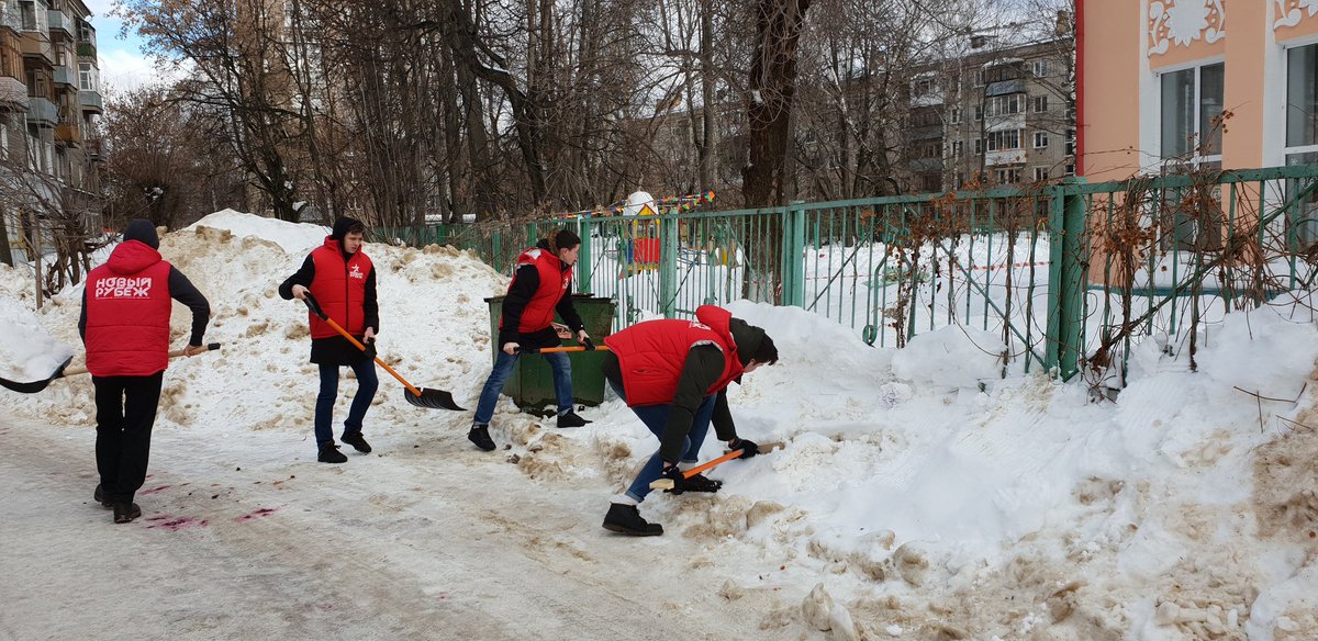 Активисты #НовыйРубеж в рамках акции #СнежныйДесант помогли расчистить подъездные пути к детскому садику #113 
#Иваново #КорпусДобра