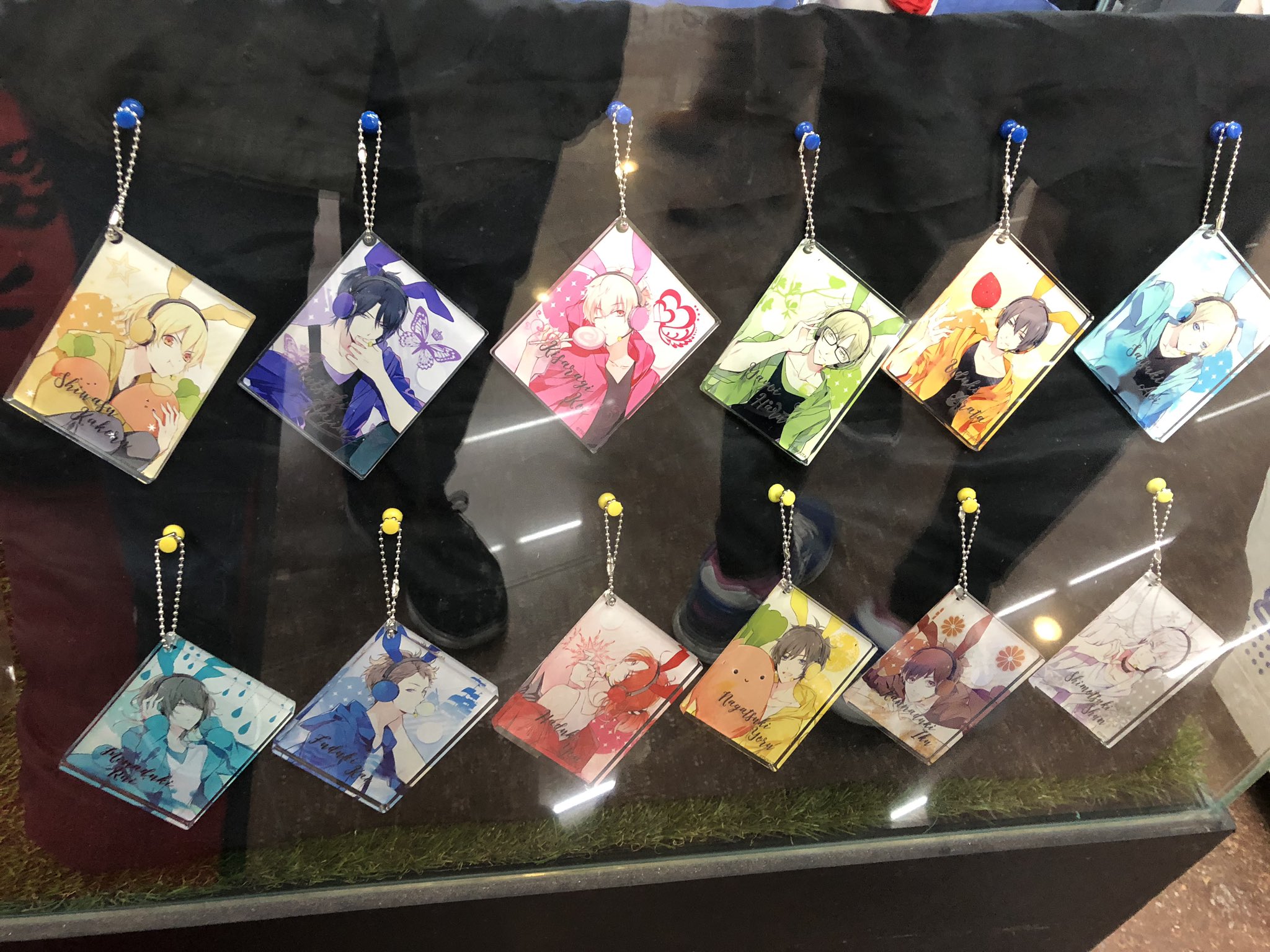 氷 ツキウタ 海外限定のうさ耳パーカー のアクリルスタンドって実物 大きい しかもこれキーホルダーだよ
