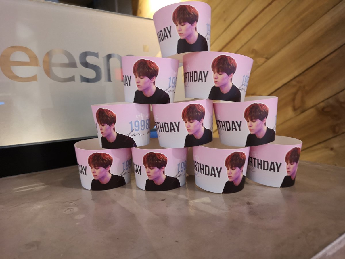 L0VEJ1N's tweet photo. short trip to #IRIDESCENCEHVC <3
___
admins were so cute and nice :") and the cupsleeve is so pretty, aND THE AMT OF FREEBIES GIVEN WERE SO MUCH. thank you @IRIDESCENCEHVC for hosting this event uwu <3 https://t.co/KTuBpkYzgD