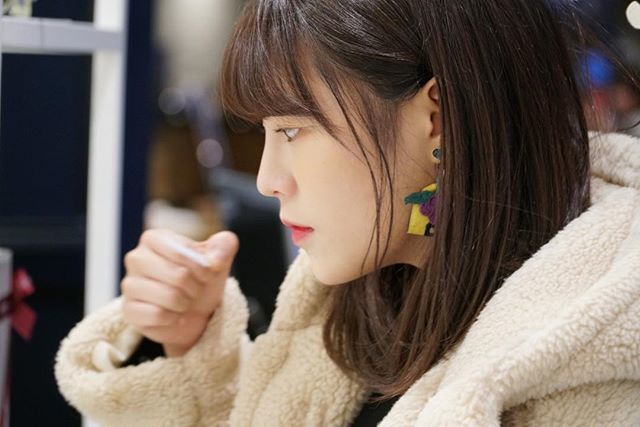 LIVEHIGHJP's tweet image. ボヘは香水を試してみる。3人それぞれの過ごし方。
#LIVEHIGH #LIVHIGHJP #girlsgroup #kpopidols #koreanidols #perfume #shopping #offshot #ガールズグループ #韓国アイドル #韓流アイドル #香水 #オフショット #お買い物 #ショッピング