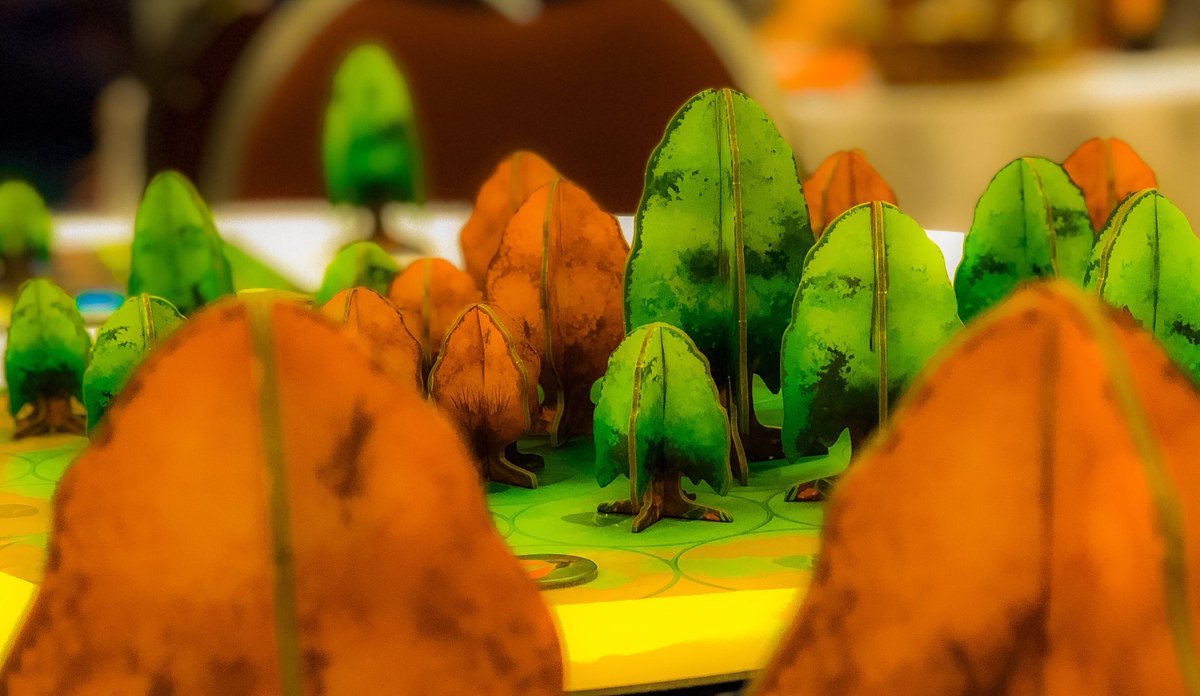 MeepleMaven's tweet photo. Able to see both the forest *and* the trees /#Photosynthesis🌲🌲#AbstractStrategy #BoardGame  w an #ActionPointAllowance system. https://t.co/1tpNsNt7Pv