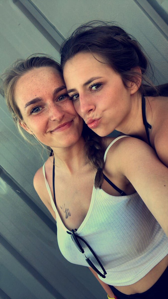 maddiebaxter7's tweet photo. Just some late night thoughts about how blessed I am with the best roomies💋💕 https://t.co/B38Rntjw36