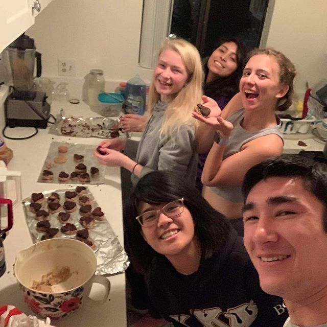 TheMightyPsi's tweet photo. Happy late Valentine’s Day from Psi chapter! This last Wednesday, some actives got together in groups for a dessert bake-off! Say hello to the winning team and their delicious Valentine’s Day treats!☺️❤️ https://t.co/qCae0Y9QLh
