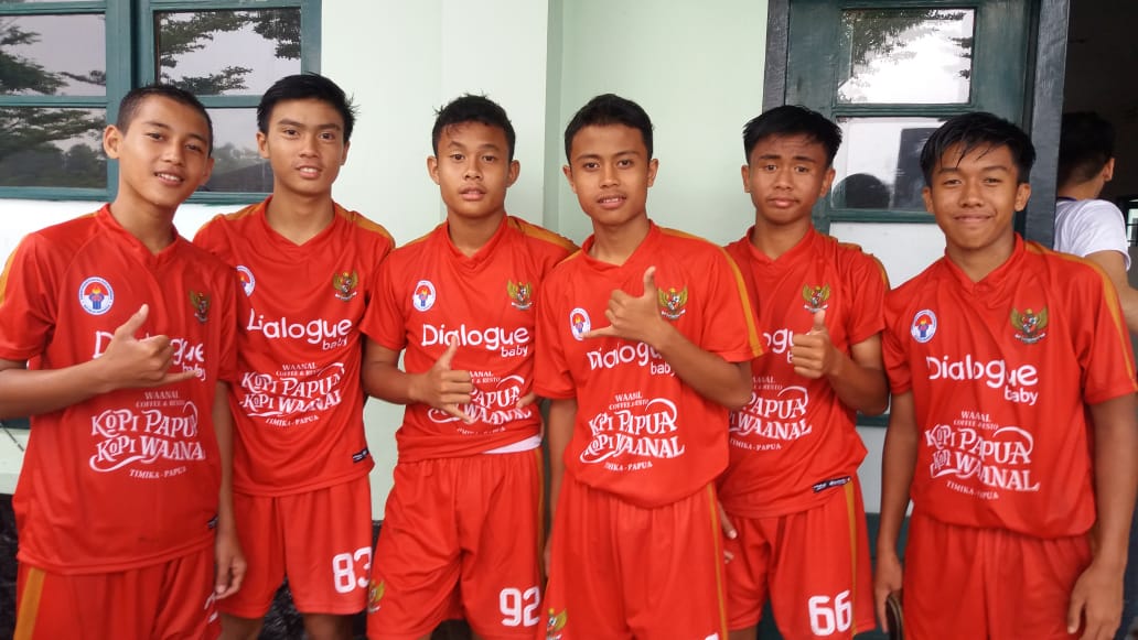 KangBoedhiHer's tweet photo. kpd ananda @redhanabiha (ujung kanan) warga @LurahRanum yg sedang mengikuti seleksi,  berharap semoga lolos terpilih menjadi barisan garuda muda Timnas Pelajar U-15 @imam_nahrawi @ridwankamil @OdedMD @kangyanamulyana @PRFMnews @HumasBdg @disdik_bandung https://t.co/dcx9Sd4Ch0