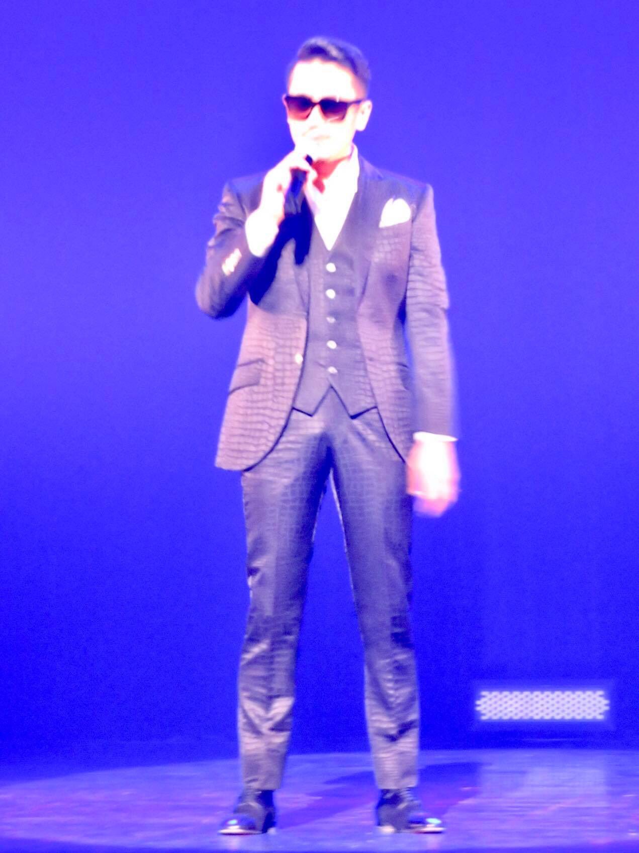 みつぐっち على تويتر 詐欺容疑で逮捕された銅子正人 銅子容疑者は 自らを キング と称し 中高年の女性をターゲットに自身のコンサートや旅行を企画するなどして 出資金を集めていたという この写真は17 10