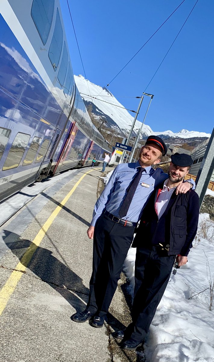 SNCFcyril's tweet photo. Très heureux d’être ensemble pour vous accompagner durant ce voyage. #TGV6426 #TeamSNCF https://t.co/618lXwpAGO