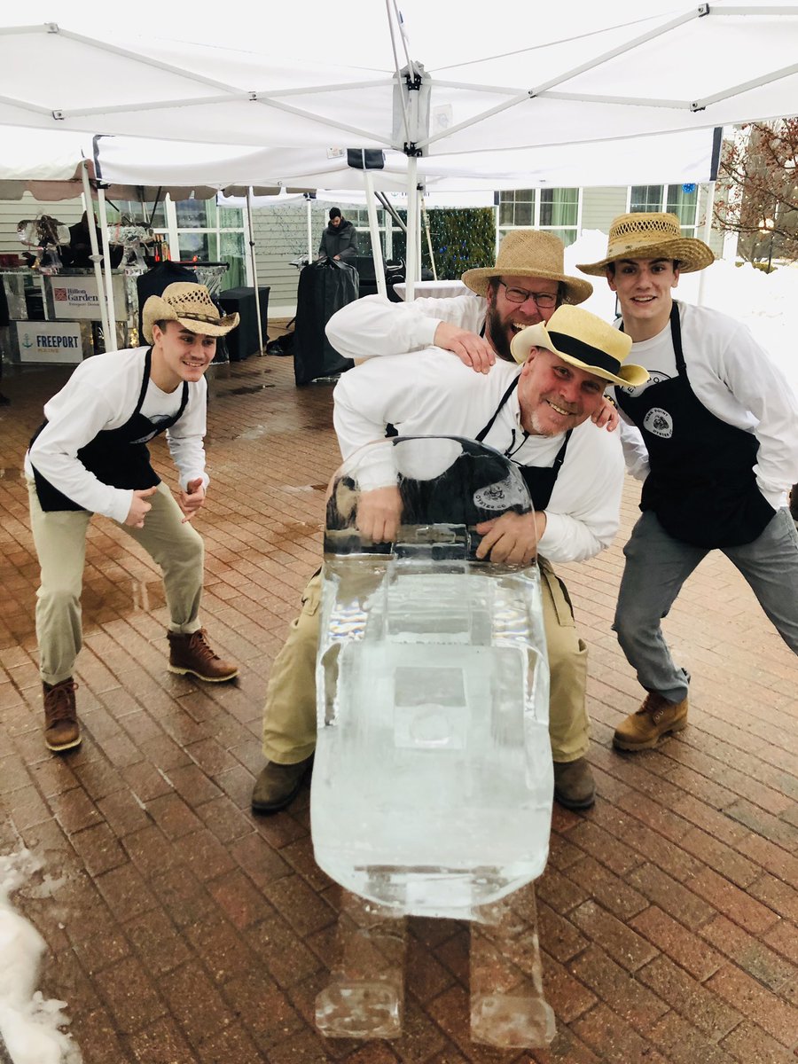 WONDERFUL turn out last night for the Annual Flavors of Freeport. So busy we had to quickly train @mainebeerco on oyster shucking, TY. #MaineBeer #Maine #Oysters #SmallBusiness #oystershucking #local #Freeport #seafood #OysterLove