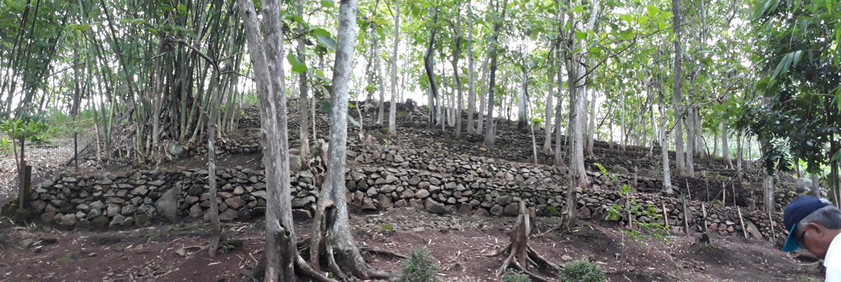 Situs Punden Berundak Pasir Lulumpang..Desa Cimareme, Garut. DI bagian teras tertinggi terdapat 4 batu lumpang yang dipahatkan di bidang permukaan bongkahan batu andesit..